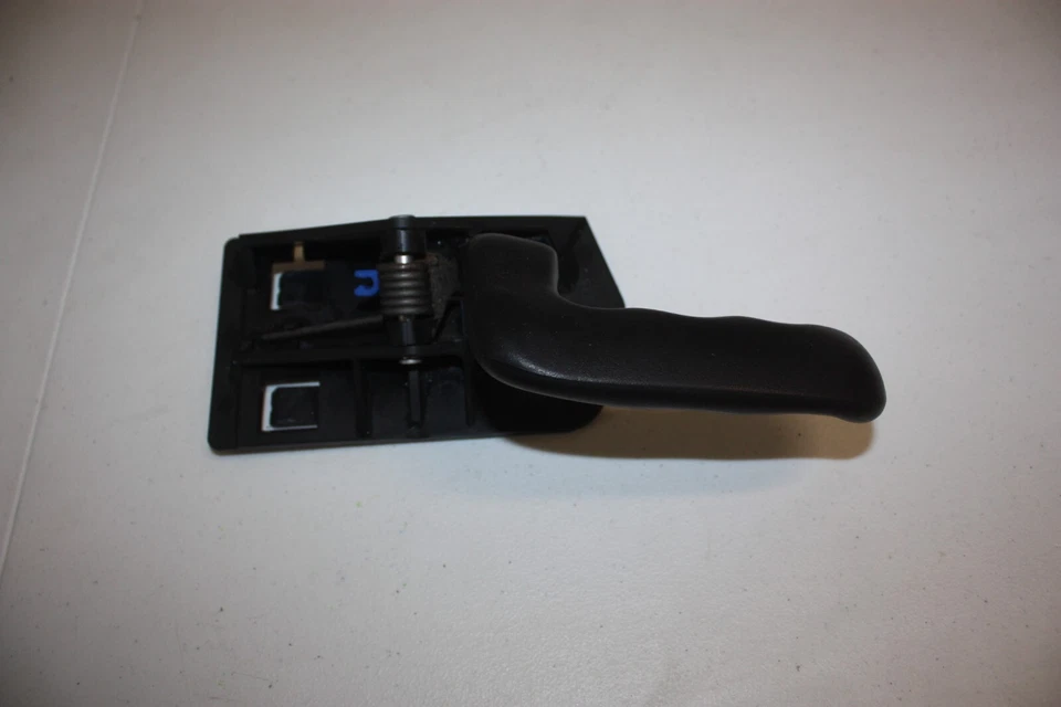 1999-2007 GMC Sierra K1500 Rt (Passenger) Front Interior Door Handle, OEM - Image 1 of 4