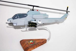 Bell® AH-1W SuperCobra, HMLA-367 Scarface, modelo a escala de caoba de 16" - Imagen 1 de 7