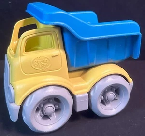 Construcción de camión volquete de plástico amarillo y azul Green Toys - Imagen 1 de 6