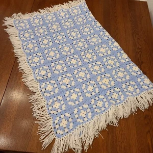 Gehäkelte Babydecke 42" x 30" Handarbeit blau weiß Granny Square mit Fransen - Bild 1 von 10