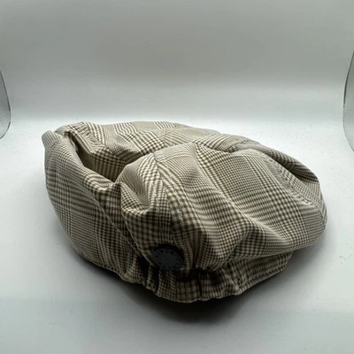 Gorra plana a cuadros beige talla grande Vince Camuto para mujer Foto 1 de 4