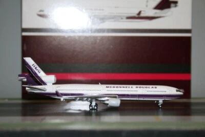 Avión modelo fundido a presión JC Wings 1:400 McDonnell Douglas MD-11 N211MD (LH4076) Foto 1 de 4