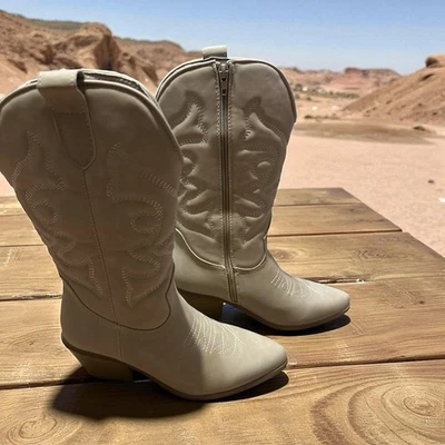 Botas de vaquero Yetier para mujer talla 7 marfil media pantorrilla con bordado nuevas sin etiquetas. Foto 1 de 4