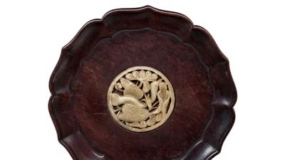 Un pequeño plato chino de madera de rosa tallada con incrustación de jade tallado Foto 1 de 4