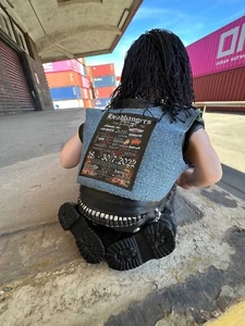 Headbanger mit Jeanskutte und "HOA 2022" Sticker, Headbanger Wackelfigur - Bild 1 von 10