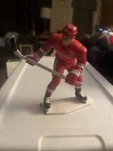 NEW Steve Yzerman Starting Lineup Detroit Red Wings 2000 NHL Hockey Figurine - Picture 1 of 7