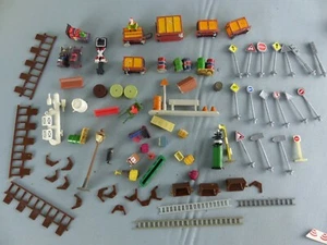 Enorme lot de pièces Ho 1/87 bagages signalisation divers MAQUETTE DIORAMA - Picture 1 of 5