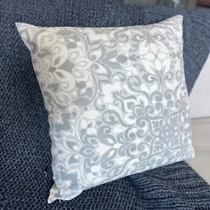 1 NEW Pottery Barn Elsin 22x22” Linen Cotton Pillow Cover Gray Floral Medallion - Picture 1 of 10