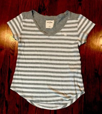 Girls Abercrombie SS Striped V Neck Tee Shirt Size Medium Gray/White - Image 1 of 4