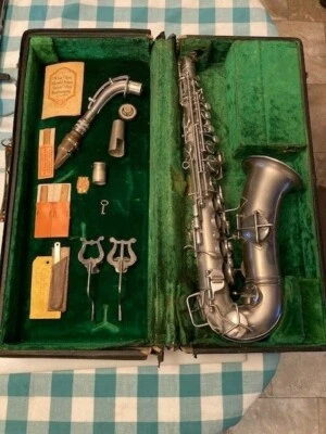 Antiguo C.G. Saxofón alto Conn plateado con estuche de bloqueo original. Foto 1 de 4