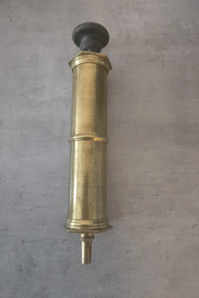 Ancienne pompe à graisse en laiton avec poignée bois – outil industriel - Photo 1/4