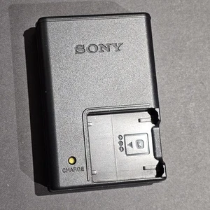 Chargeur d'origine SONY BC-CSKA pour batterie type K SONY occasion - TESTÉ - Photo 1 sur 5