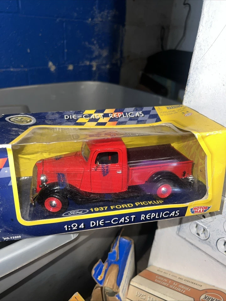 Camioneta pickup Motormax Die Cast Metal escala 1:24 1941 roja Plymouth Foto 1 de 1