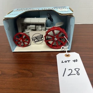 Ertl Antique Fordson Tractor NIB 1:16 scale - Picture 1 of 5