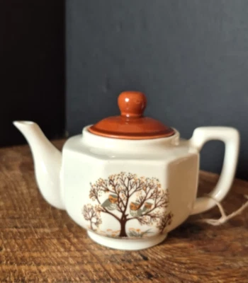 Tetera de cerámica vintage marfil y naranja otoño bosque árboles y búhos tema Foto 1 de 4