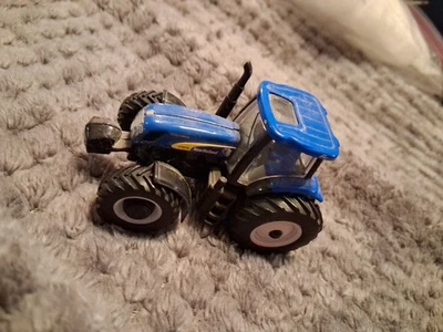 1:32 SCALE NEW HOLLAND T7070 TRACTOR USED BLUE - Image 1 of 4