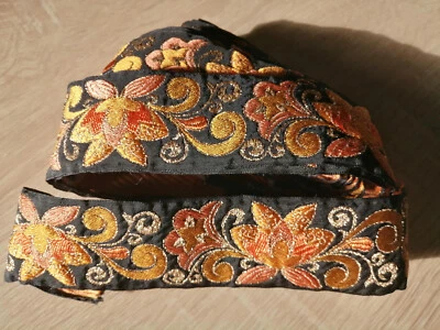 magnifique galon (4 cm sur 3,30 m) broderie dorée sur soie noire - Photo 1/2