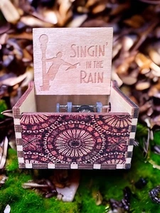 NUEVA ""CANTANDO BAJO LA LLUVIA"" Caja de Música de Madera con Manivela a Mano - Imagen 1 de 1