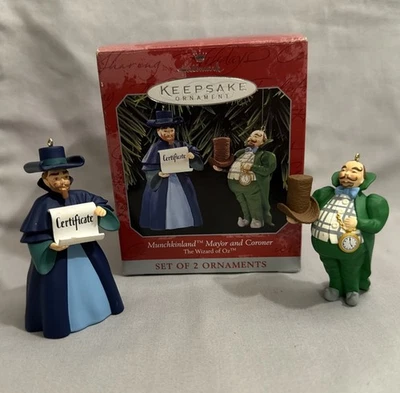 Juego de 2 adornos Hallmark Keepsake Munchkinland alcalde y forense mago de Oz Foto 1 de 4