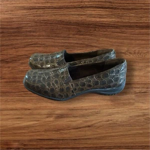 Easy Street Women's Purpose Slip On Flats Brown Croco 6.5 M NEW - Picture 1 of 4