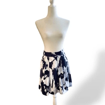 Falda plisada blanca y negra United Colors of Benetton talla 4 Foto 1 de 4