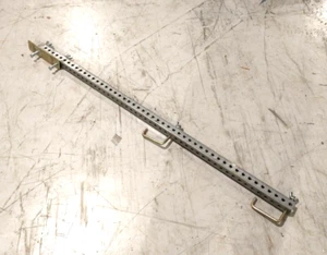 Swing-Lo SL-71B48M 1-1/2" Sq. x 48" Perf. Poste de barandilla de acero para andamio - Imagen 1 de 6
