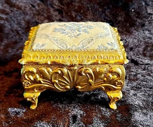 VINTAGE GILT JEWELLERY BOX WITH BLUE FLORAL DESIGN FABRIC LID MELE JAPAN 4 LEGS - Picture 1 of 18