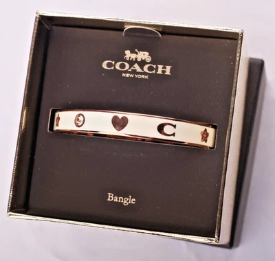 ¡Nuevo! Brazalete para mujer Coach New York tono dorado con motivo de esmalte rosa tiza Foto 1 de 4