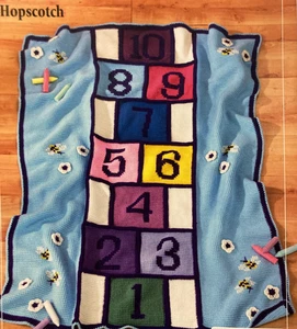 Jugendliche Afghanen: Basketballkorb, Hopscotch, Teach Me, Love Peace Smiley Face - Bild 1 von 4