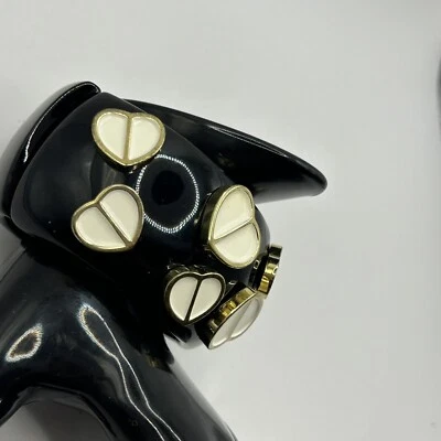 Pulsera Betsey Johnson Años 60 Mod Negra Elástica Tono Dorado y Esmalte Blanco Corazones Foto 1 de 4