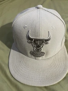 Chicago Bulls Hat Cap Fitted 7 1/4 Gray NBA Basketball New Era Mens - Imagen 1 de 9