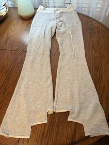 Free People Movement Quick Jab pantaloni svasati felpa orlo a gradini donna S grigio - Foto 1 di 6