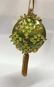 Precioso adorno vintage hecho a mano con cuentas seda verde/dorado años 70 - Imagen 1 de 3