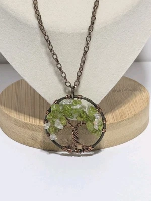 Collar colgante Árbol de la Vida con astillas de vidrio verde y blanco. Tono latón. 17" Foto 1 de 4
