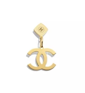 CHANEL Holiday Limited Novelty 2023 Charm Gold ~ CC Logo - Picture 1 of 4