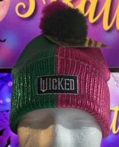 Universal Studios - Wicked - grün & pink metallic Beanie mit Bommel - Einheitsgröße - neu mit Etikett - Bild 1 von 8