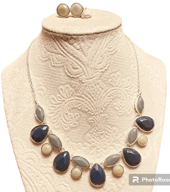 Juego de collar y pendientes de botón Liz Claiborne en plata, azul y crema. Foto 1 de 4