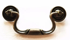 Latón vintage herrajes cuello de cisne colonial Chippendale cajón de balas tirón de 4" centros - Imagen 1 de 4