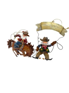 2 Ornamenti Natalizi Country Western Bronco Equitazione Babbo Natale e Lazo Metallo 6" EUC - Foto 1 di 11