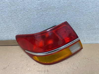 Luz trasera lateral izquierda Saturn L L200 2000 a 2003 sedán U8302 DW Foto 1 de 4
