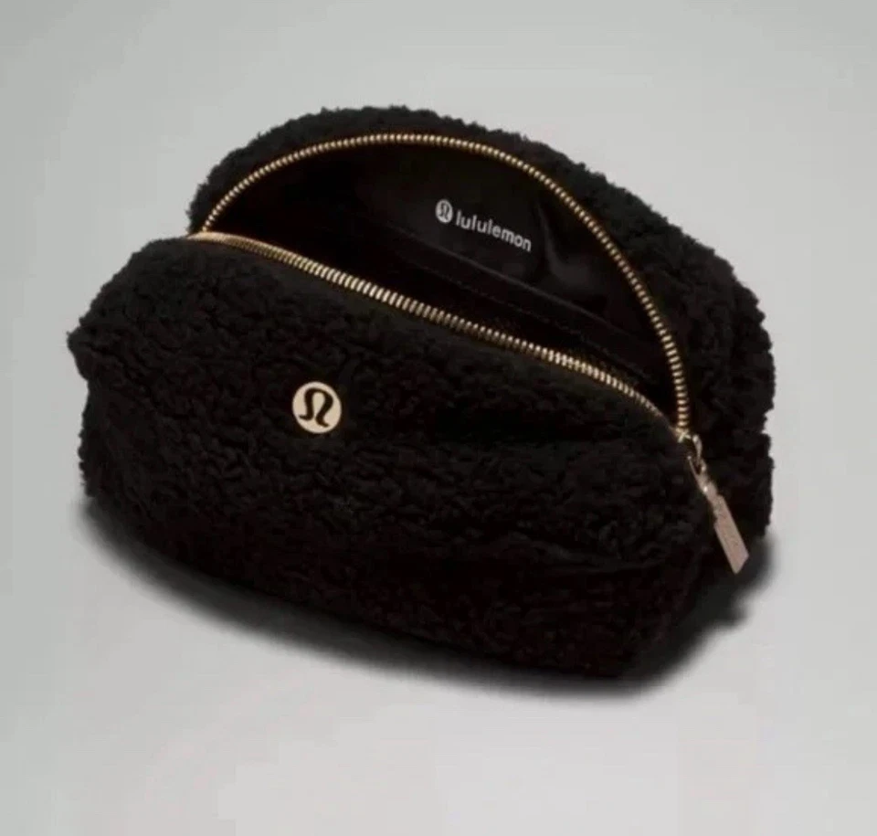 Nuevo con etiquetas Lululemon Feeling Ready Mini bolsa negra polar maquillaje bolsa de viaje Foto 1 de 4