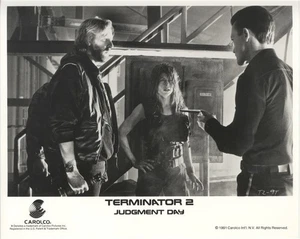Terminator 2 Original 8x10 Photo Linda Hamilton Robert Patrick James Cameron - Picture 1 of 1
