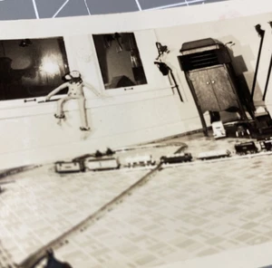 Juego de tren de Navidad mono años 30 niños Texas foto instantánea vintage - Imagen 1 de 10