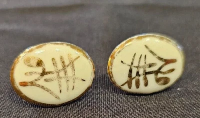 Gemelos vintage Victoria Flemming de cerámica y metal símbolos asiáticos dorados y blancos Foto 1 de 4