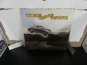 THE OZARK MOUNTAIN DAREDEVILS THE CAR OVER THE LAKE ALBUM LP SP4549 - Foto 1 di 2