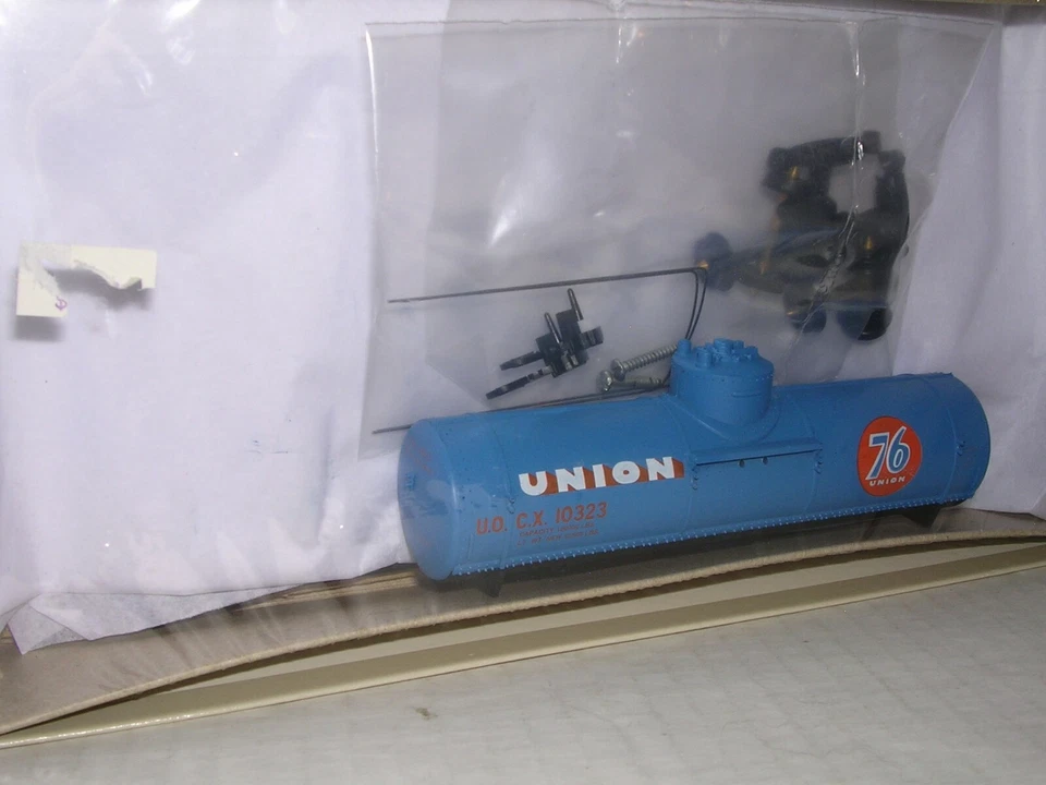 WALTHERS #932-5015  UNION 76 36' Single Dome Tank Car #10330 KIT  H.O. 1:87 - Image 1 of 1