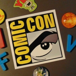 COMIC CON Large Fridge Magnet Gift Comic Book Convention Event Swag Souvenir - Picture 1 of 6