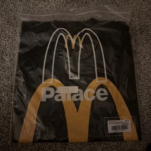 Palace X Mcdonalds Logo T-Shirt Men's Medium Black NEW - Picture 1 of 2