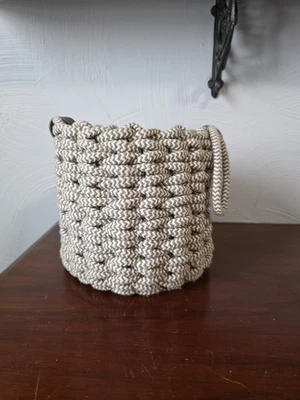 62 Cesta tejida cola de pez cuerda enrollada en gris y blanco con asas. Foto 1 de 4