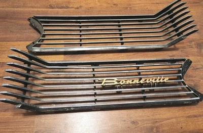 Pontiac Bonneville LH & RH Front Chrome Grille 541063 & 541062 W/ EMBLEM 535443 - Image 1 of 4